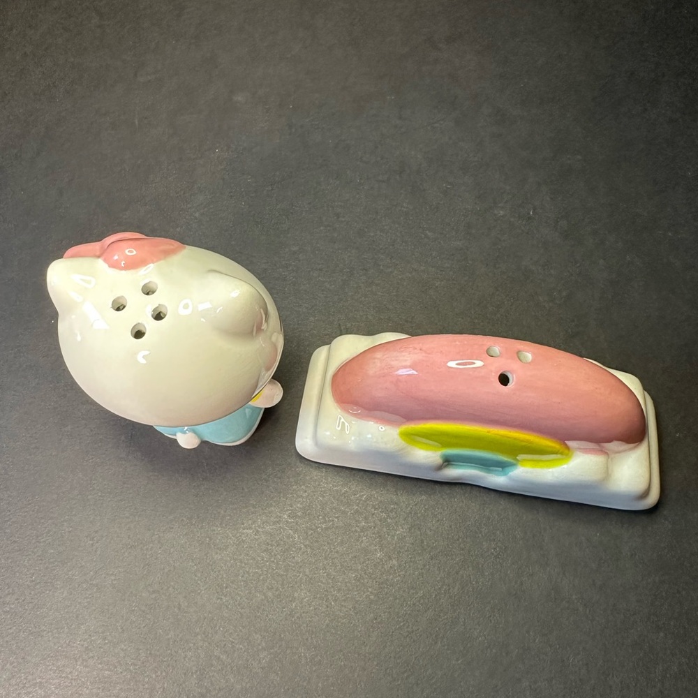 Hello Kitty Ceramic Salt & Pepper Shaker Set - Picture 7 of 8